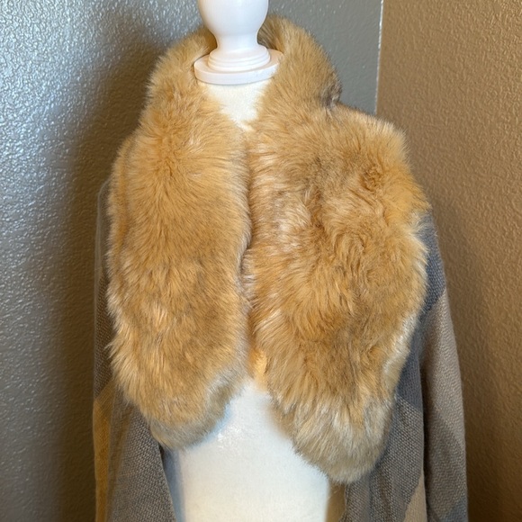 One size - beige and grey plaid shawl scarf with faux fur collar - Picture 2 of 4